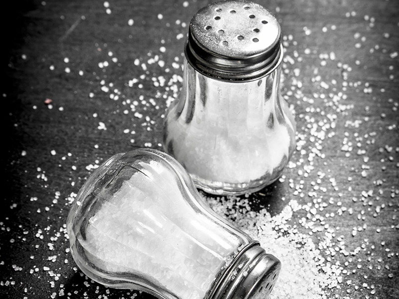 Glas Trinkwasser vor grünem Hintergrund