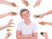 Plusieurs sucreries sont proposées à un enfant