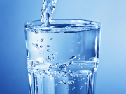 Trinkglas wird mit klarem Wasser gefüllt